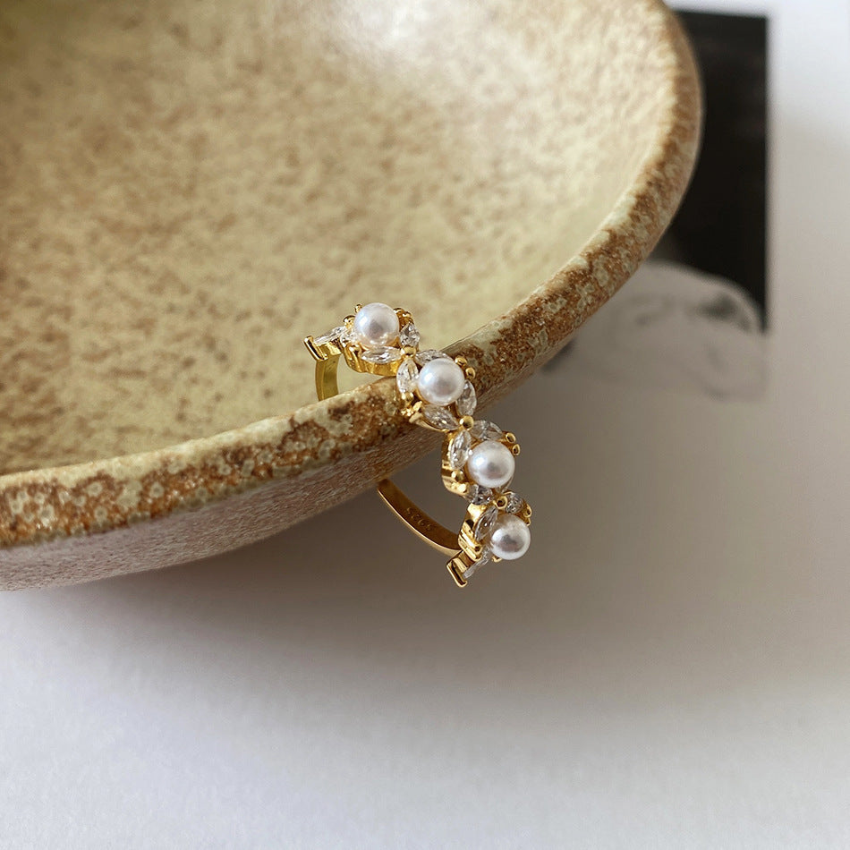 Gold pearl ring for classy women