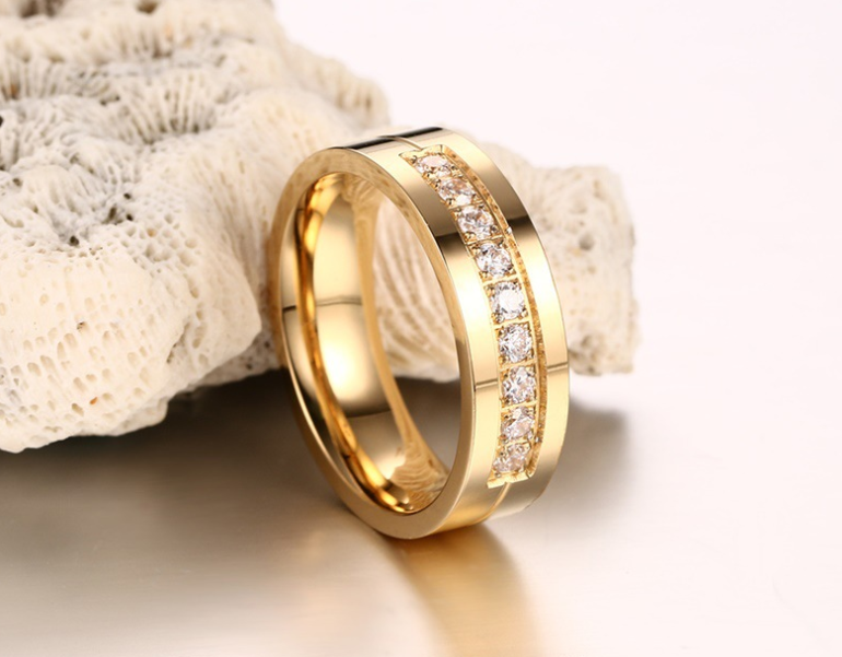 Gold couple rings with stones